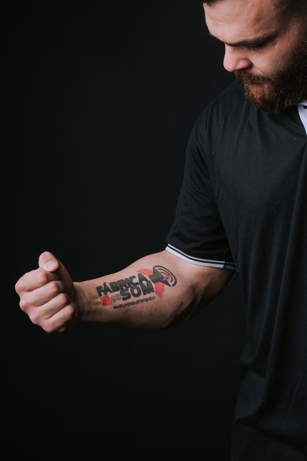 Jefferson com a marca Fábrica do Som tatuada no braço